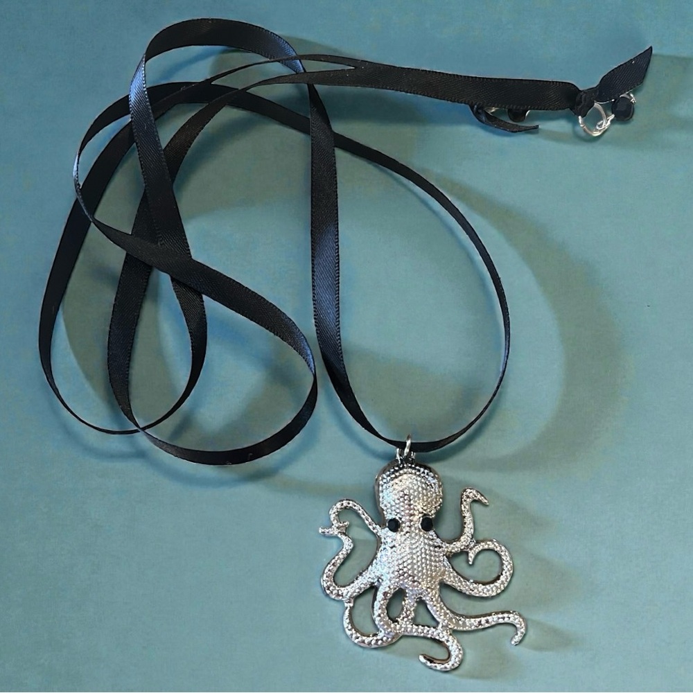 Shiny Silver Toned Octopus Pendant Choker Necklace - Picture 11 of 17